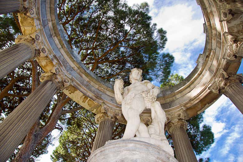 Una scultura del parco del Capricho
