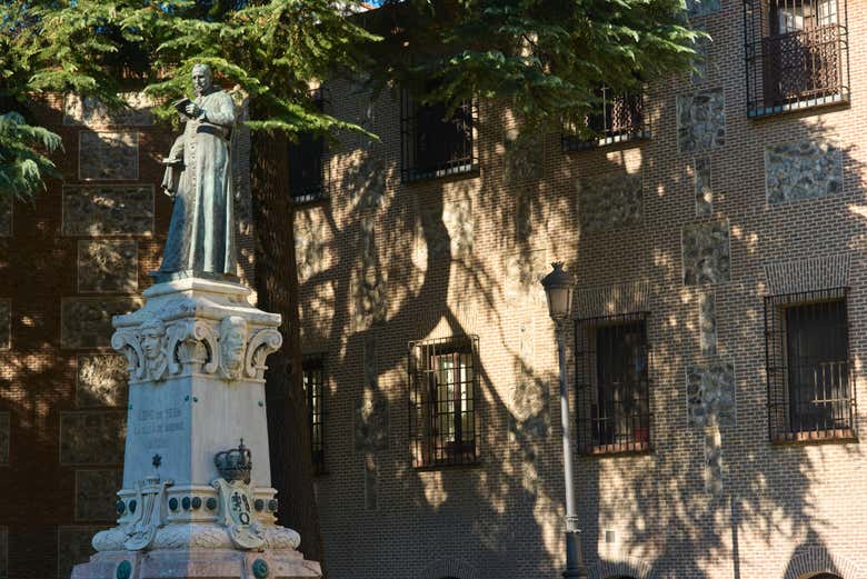 Scultura di Lope de Vega all'esterno del monastero