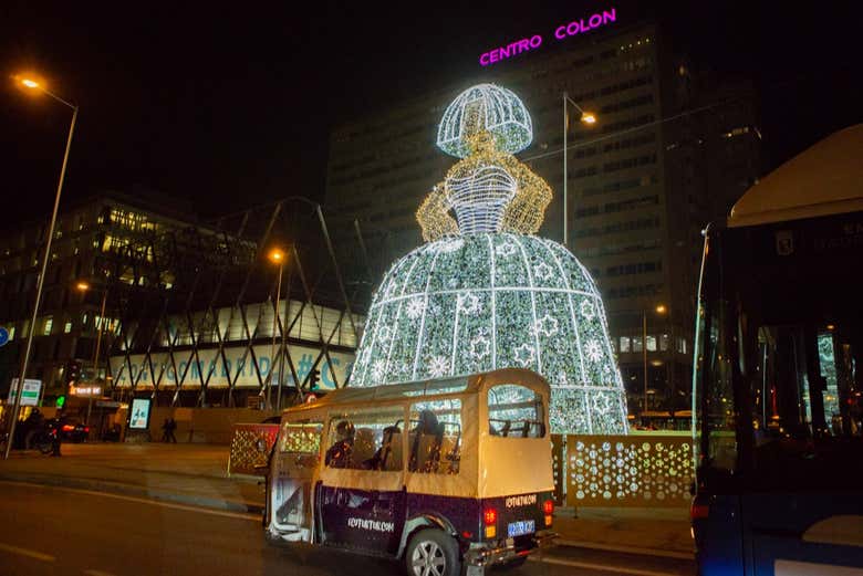 La menina gigante illuminata