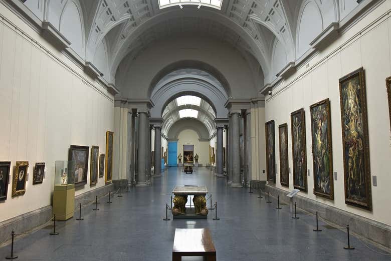 Una galleria piena di dipinti al Museo del Prado