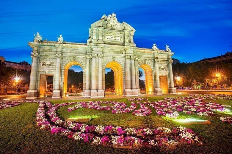 Puerta de Alcalá di sera